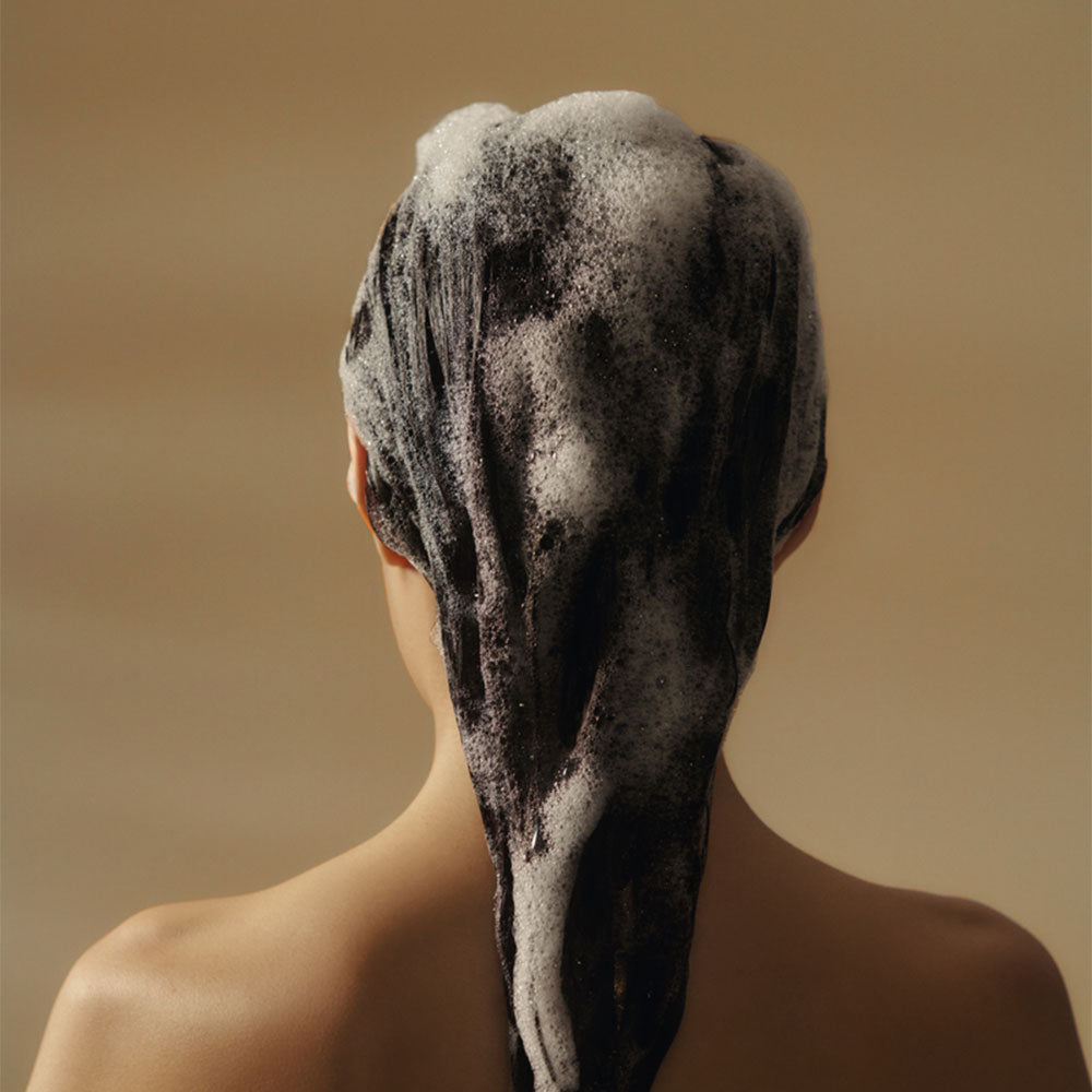 Odwrócony rytuał mycia dla przetłuszczających się włosów