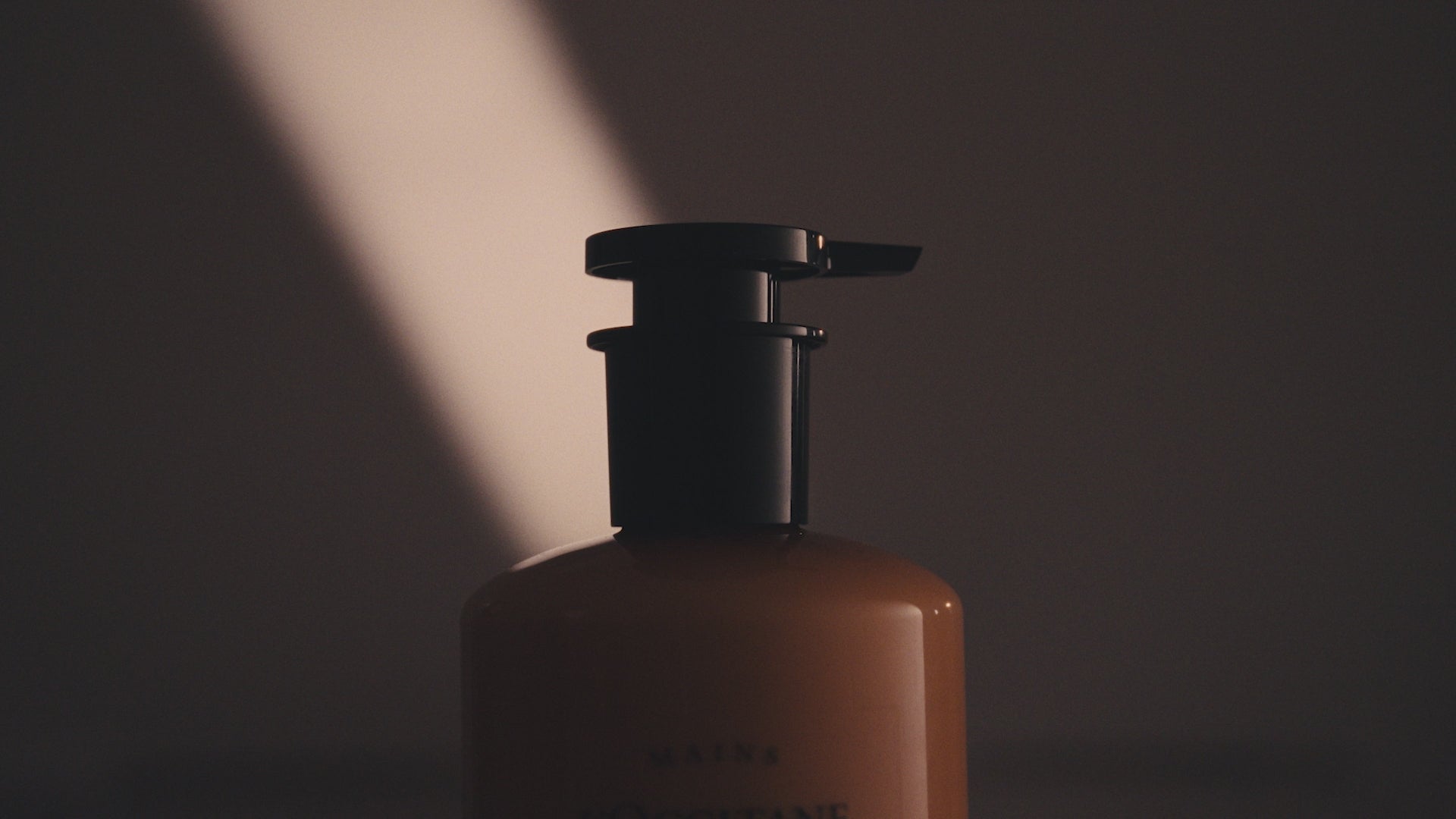 Załaduj film: ORZEŹWIAJĄCA PIELĘGNACJA Z KOLEKCJĄWERBENA